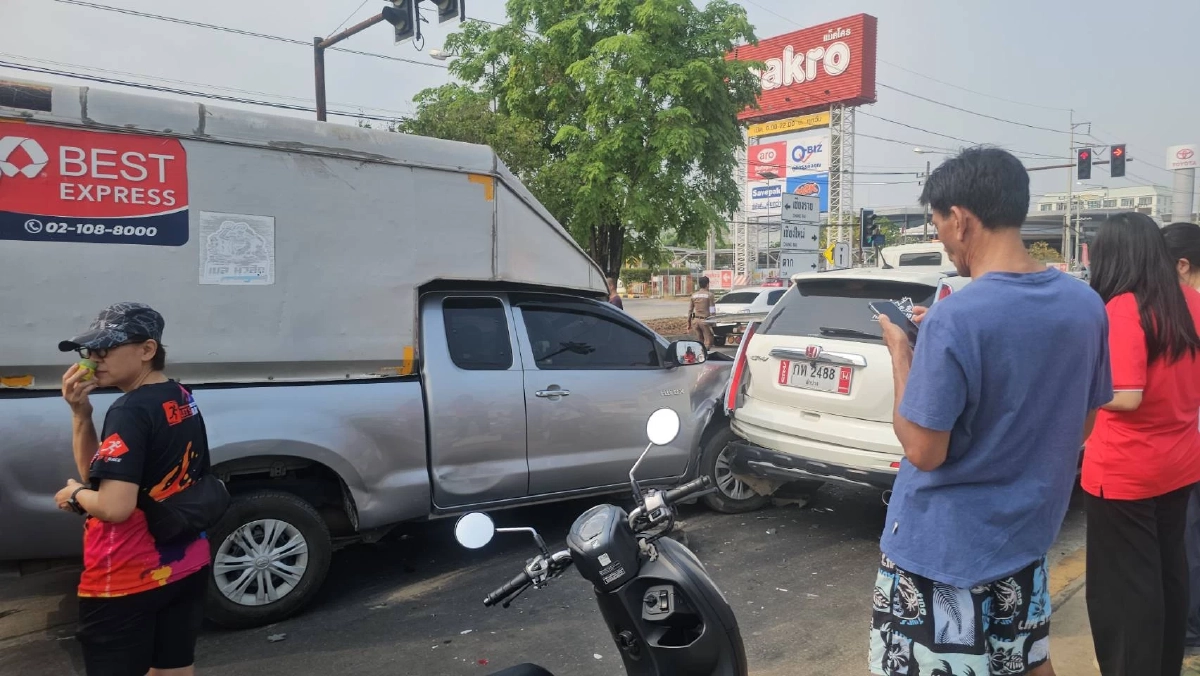 สาวเหยียบคันเร่งพลาด! พุ่งชนวินาศสันตะโร 7 คันรวด กลางแยกขนส่งลำปาง