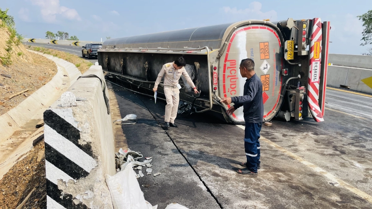 รถบรรทุกน้ำมัน ไป สปป.ลาว เสียหลักหลักหลุดโค้ง น้ำมันรั่วไหล 5,000 ลิตร