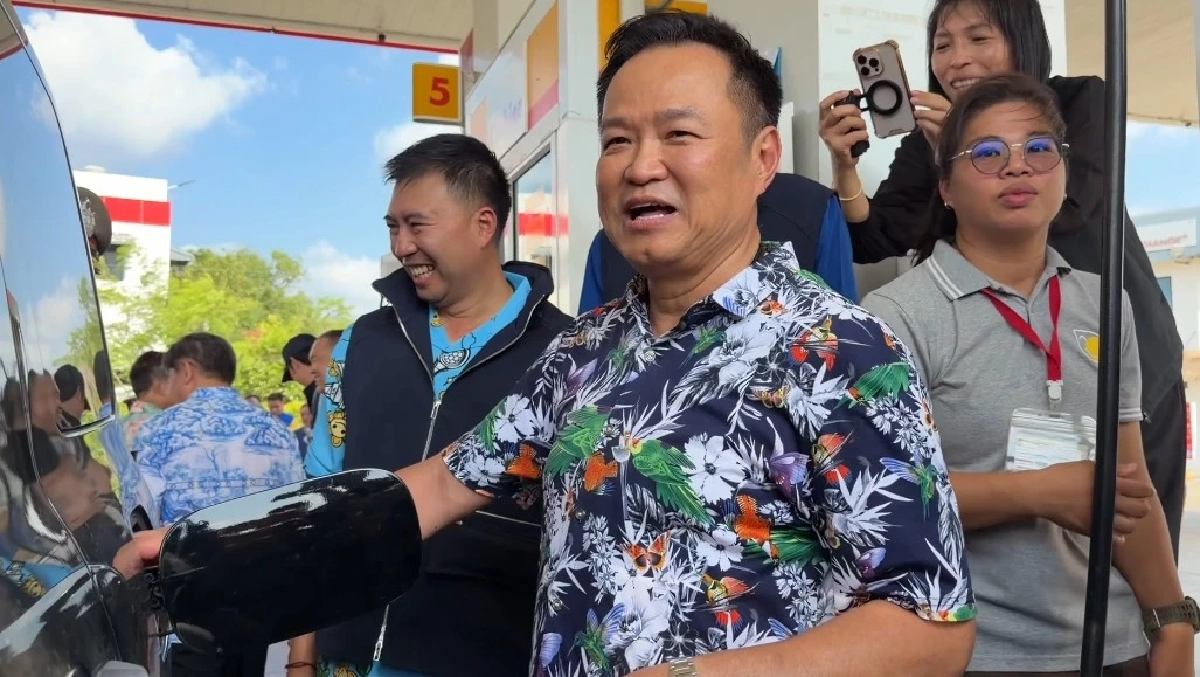 นายกฯ สุ่มเช็กสต็อกปั๊มน้ำมัน จ.จันทบุรี ก่อนโชว์ลูกคอเพลง "เด็กปั๊ม"