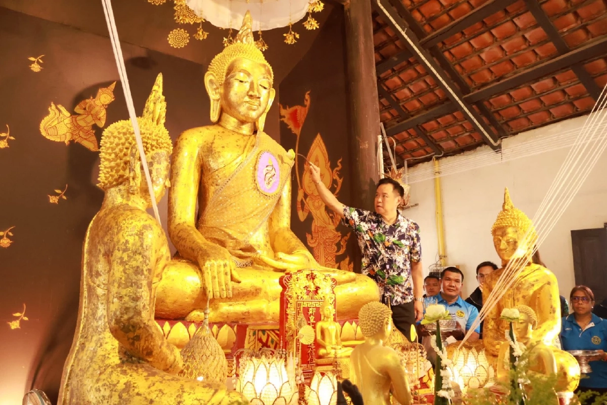 นายกฯ สุ่มเช็กสต็อกปั๊มน้ำมัน จ.จันทบุรี ก่อนโชว์ลูกคอเพลง "เด็กปั๊ม"