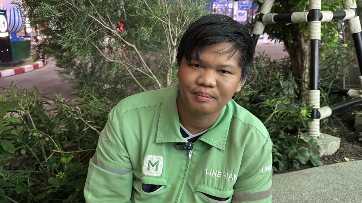 นาทีชีวิต! บีเกิ้ลวิ่งกลางถนน 5 เลน ตัดหน้าเก๋ง หวิดดับ ไรเดอร์ใจดีเปิดไฟฉุกเฉินช่วย 