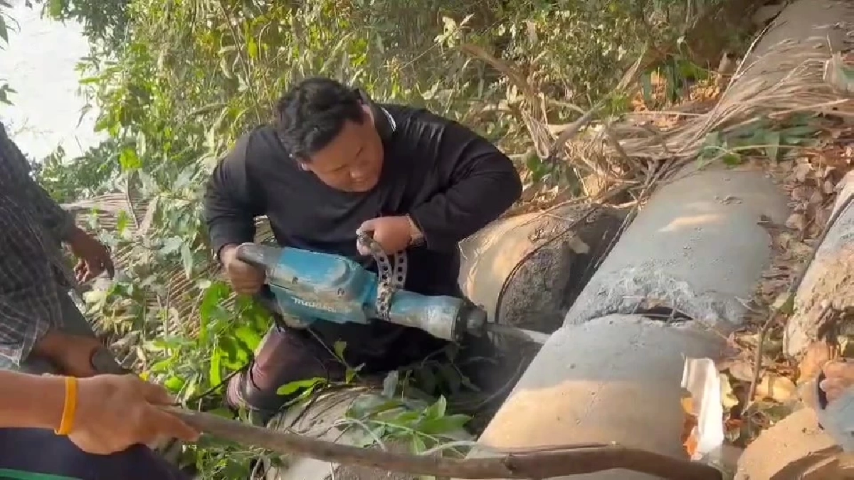 นาทีชีวิต! กู้ภัยเจาะท่อช่วยยายวัย 81 มุดช่วยสุนัข จนติดท่อเป็นลม