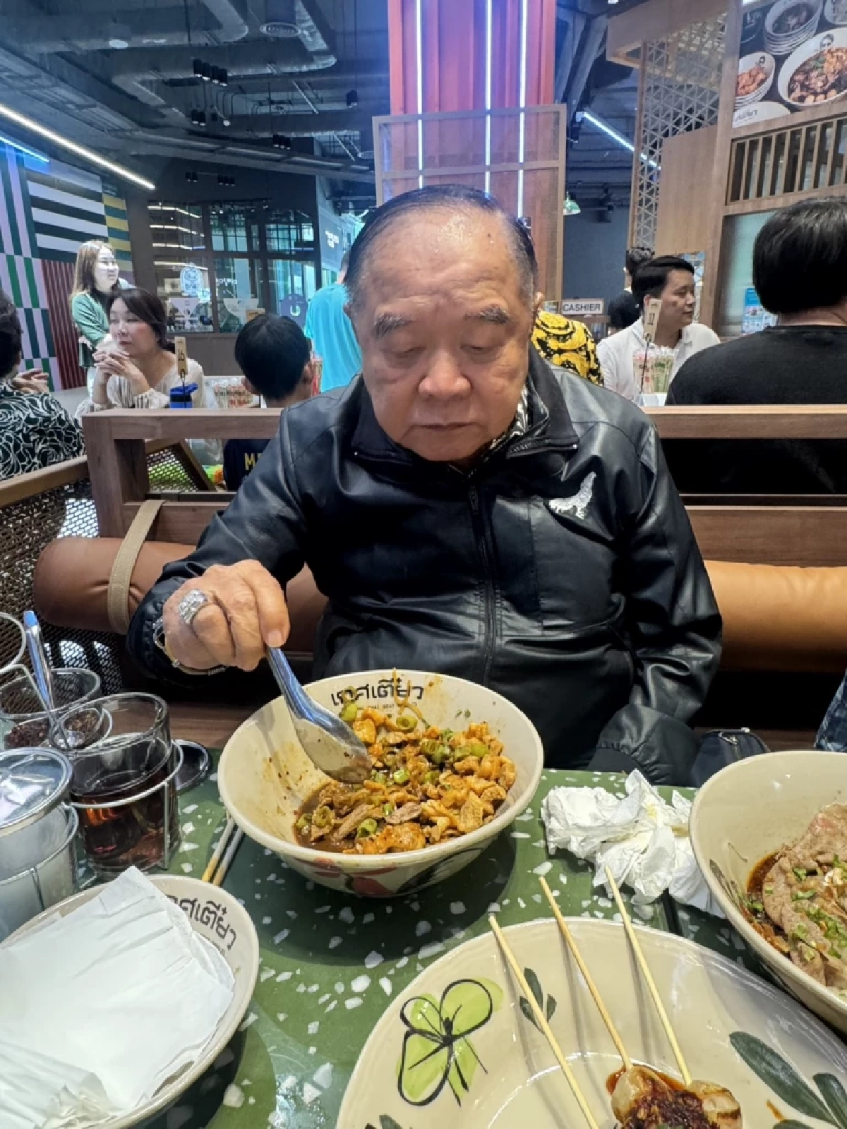 "ลุงป้อม" เช็กเรตติ้ง One Bangkok! ปลื้ม Gen Z รุมล้อมขอเซลฟี่