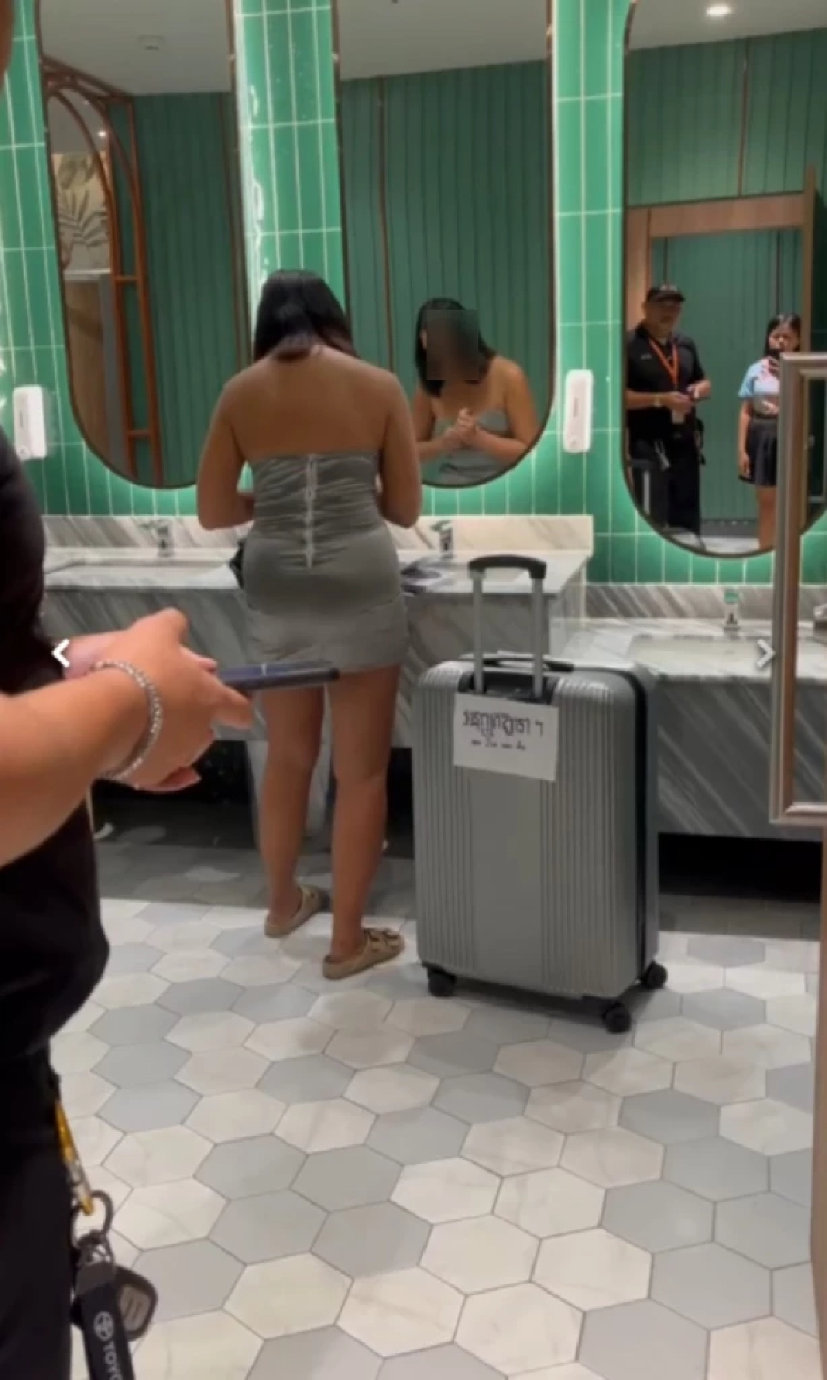 โอ้ละพ่อ ที่แท้หญิงไทยไม่ใช่เขมร เขียนคำหนาบ-ด่าคนไทย กลางห้างดังภูเก็ต