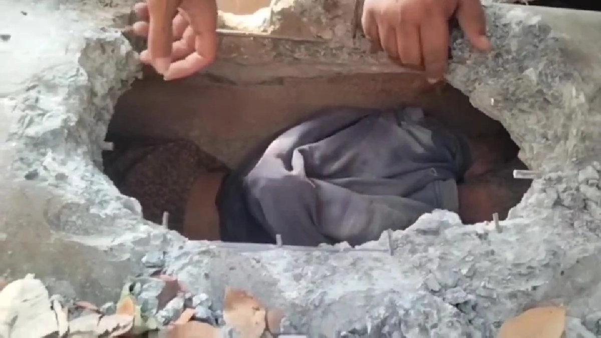 นาทีชีวิต! กู้ภัยเจาะท่อช่วยยายวัย 81 มุดช่วยสุนัข จนติดท่อเป็นลม