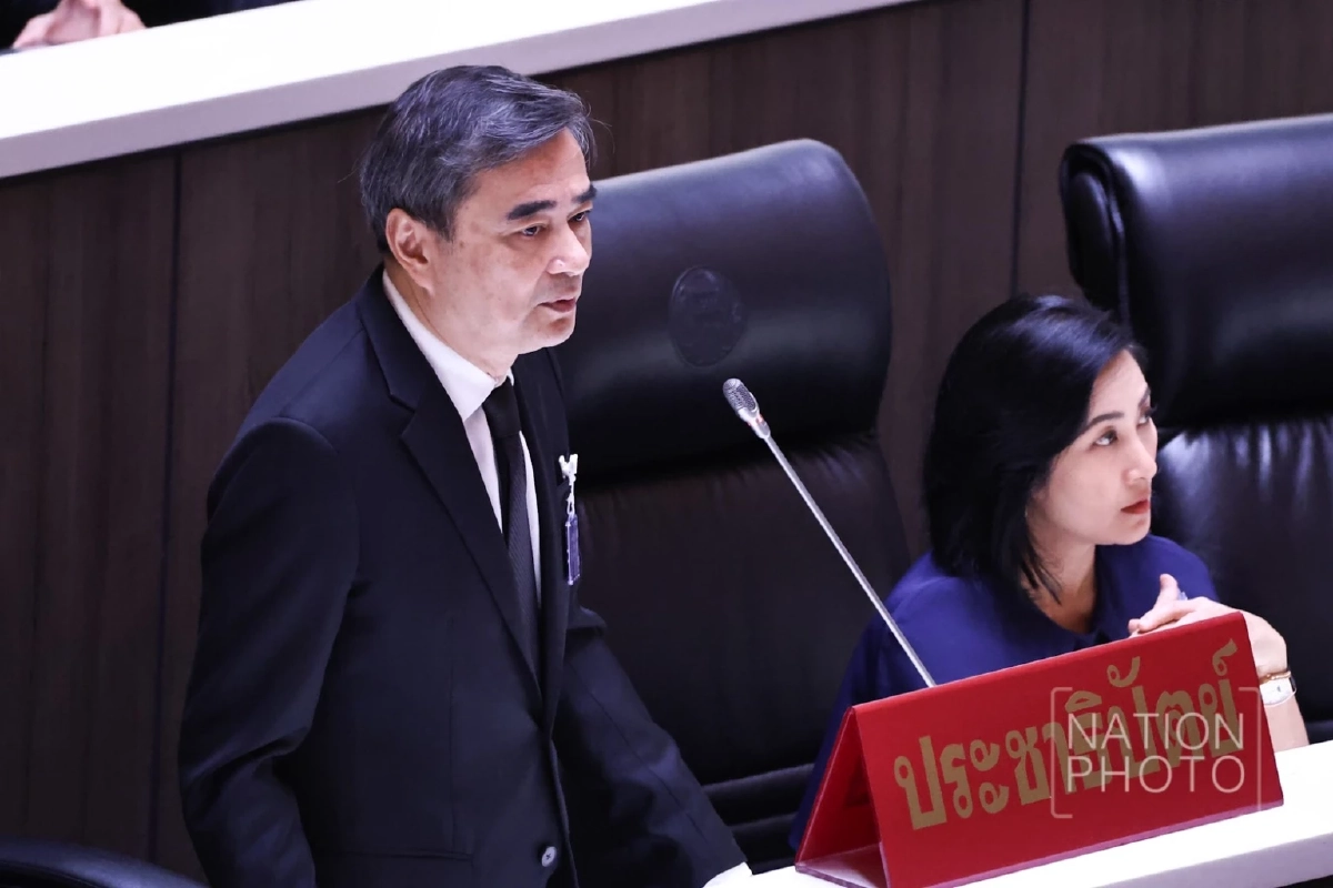 "อภิสิทธิ์" ถล่มนโยบายรัฐบาล ลับ ๆ ล่อ ๆ เหน็บ "พิพัฒน์" ผู้แทนธุรกิจโรงกลั่น