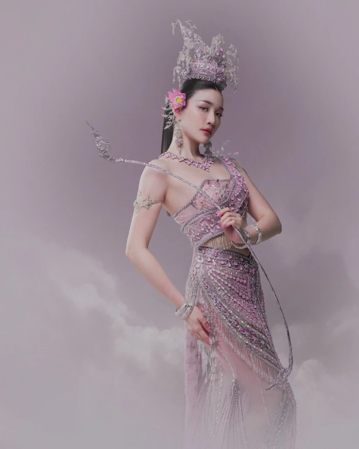 'จินนี่ ณัฐณิชา' ปล่อยลุคสงกรานต์สุดแฟนตาซี นางรากษสเทวี