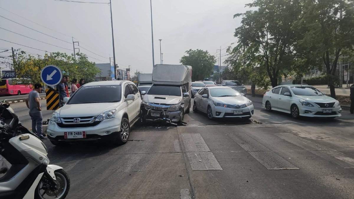 สาวเหยียบคันเร่งพลาด! พุ่งชนวินาศสันตะโร 7 คันรวด กลางแยกขนส่งลำปาง