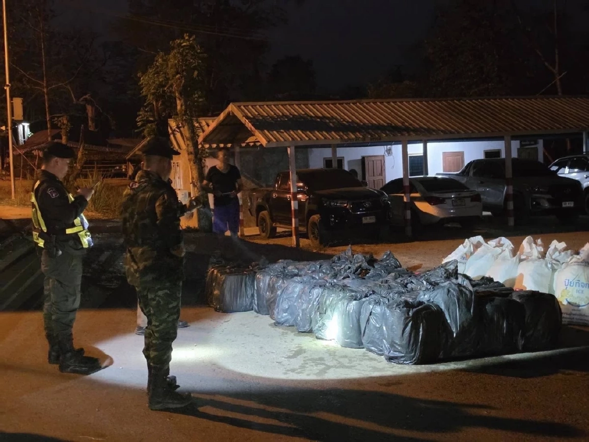 ฉก.ลาดหญ้า จับกระบะซุกน้ำมัน 1,260 ลิตร เตรียมส่งขายเพื่อนบ้าน