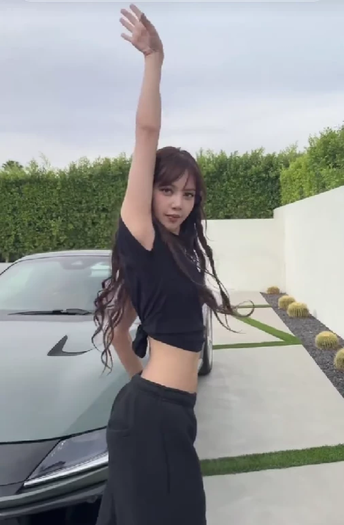 "ลิซ่า" ปล่อยคลิปเต้นคู่รถหรู 40 ล้าน แฟนไทยสุดปั่นแห่คอมเมนต์ อ่านแล้วฮาลั่น