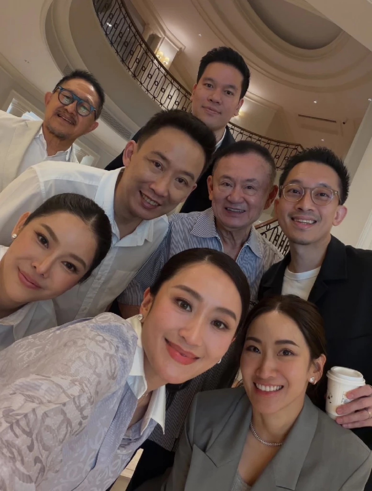 "แพทองธาร" เผยภาพครอบครัว สุดอบอุ่น หลัง "ทักษิณ" ได้อิสรภาพ