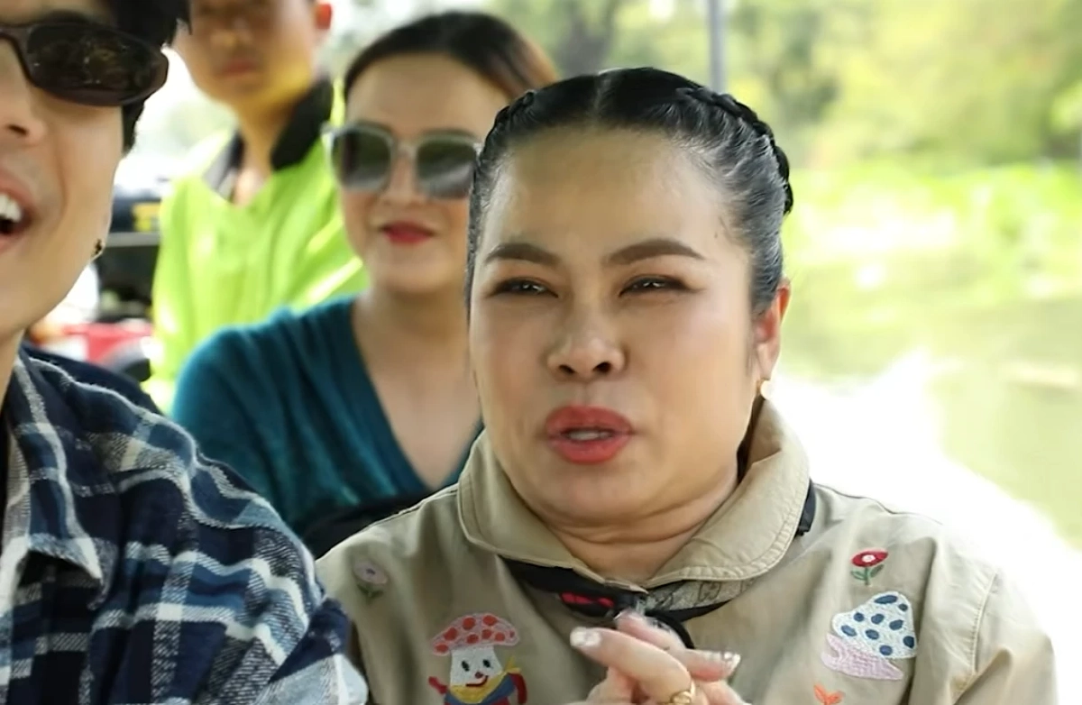 ‘ตุ๊กกี้’ แฉอดีตนางเอกเบอร์ 1 เอาเท้าเขี่ยสั่งให้ก้มใส่รองเท้า โซเชียลเลี้ยวรถทัวร์ถล่มกลับ
