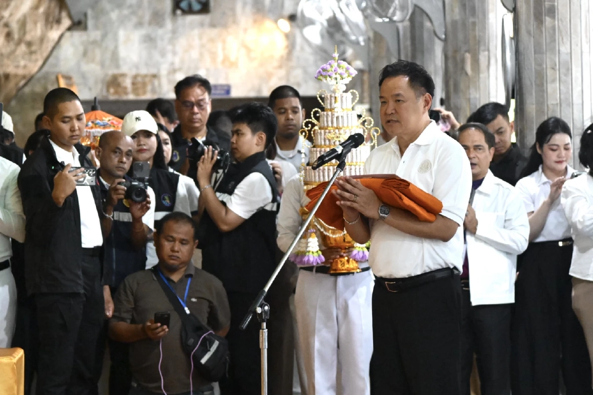 "อนุทิน" ทอดผ้าป่าวัดถ้ำเสือ กล่าวอวยพร "ใครยังไม่รวย ขอให้รวยขึ้น"