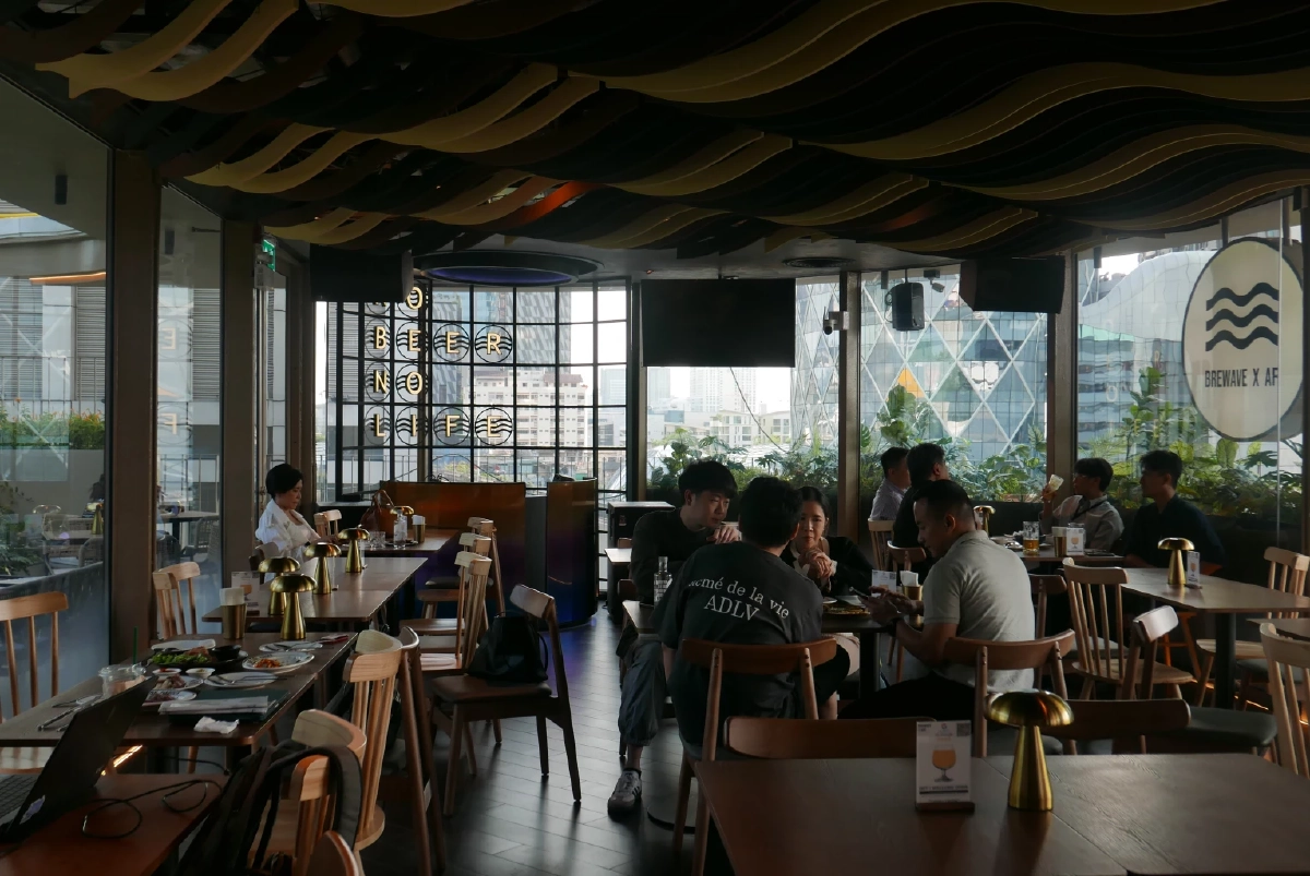 เช็กอิน! รูฟท็อปอารีย์ ‘Brewave’ บาร์ลับบนดาดฟ้าตึก Café Amazon Experience