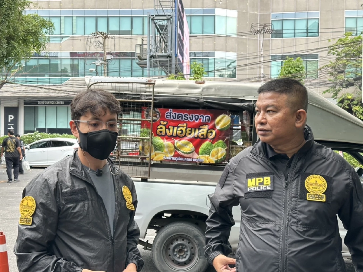 สายสืบ ปลอมตัวขายทุเรียน บุกทลายแหล่งมั่วสุมยา-การพนันข้าง รร.