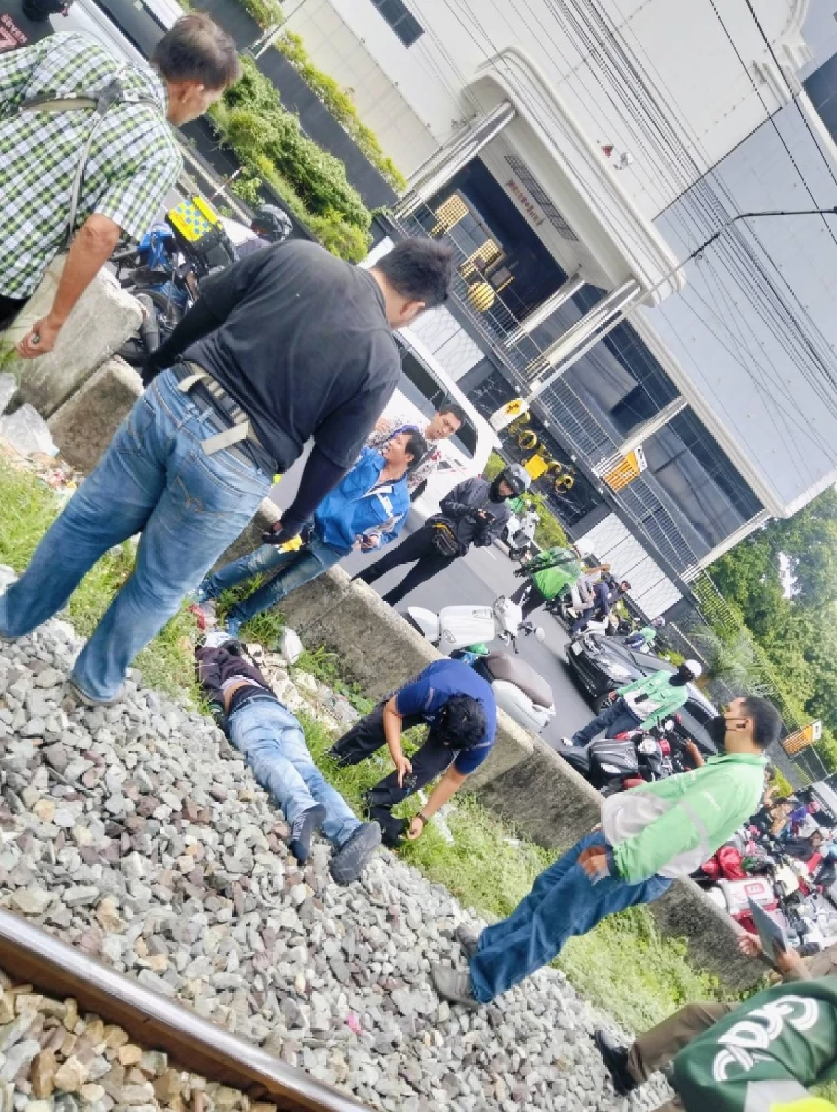 ซ้ำรอย ? รถไฟ เฉี่ยวชน หนุ่มไรเดอร์ บริเวณเลียบทางรถไฟมักกะสัน