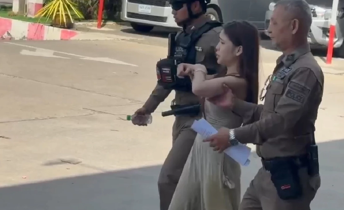 สาวจีน โดนรวบ เหตุทะเลาะแฟน แต่ปาของใส่รถชาวบ้านเสียหาย