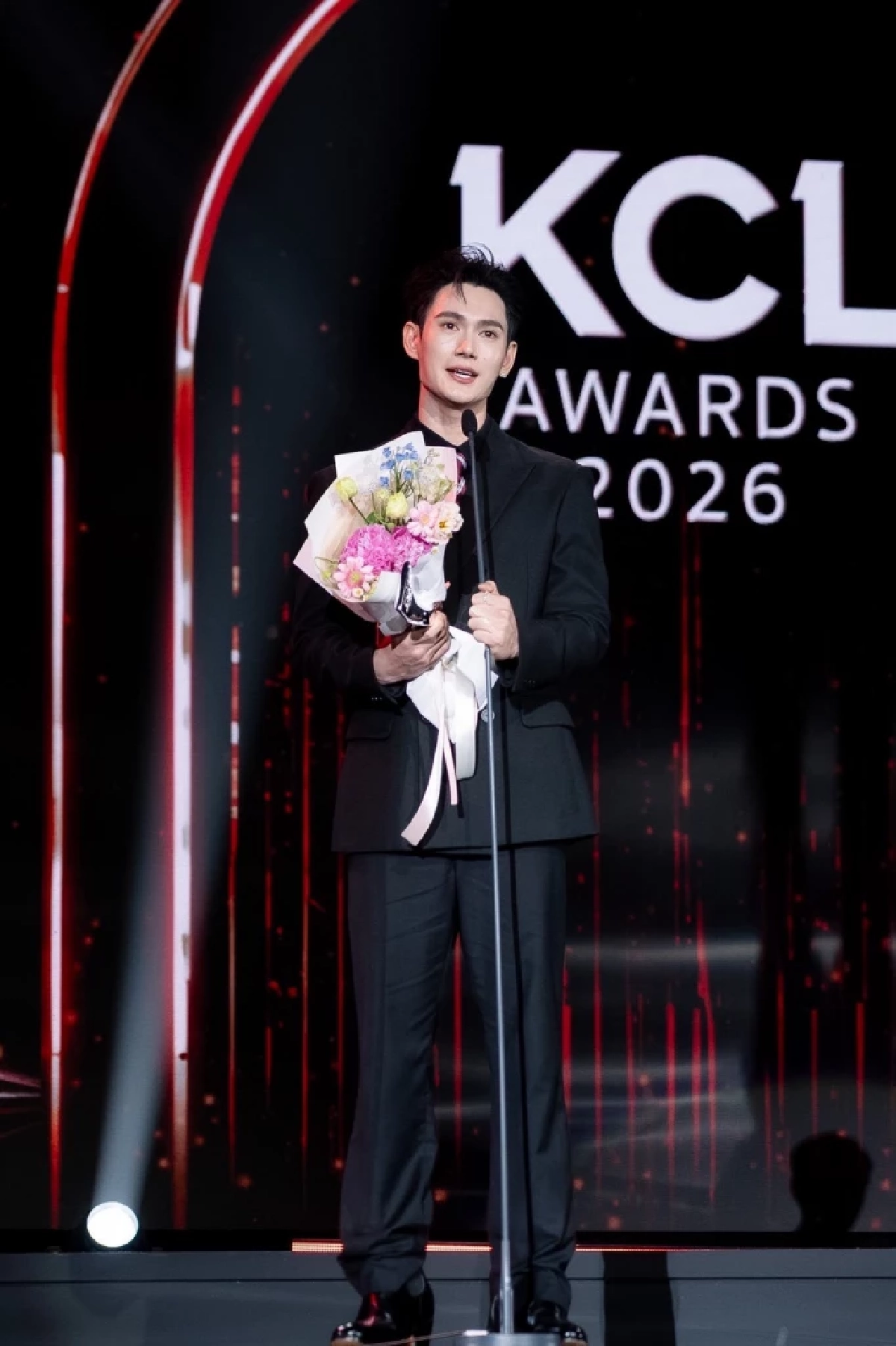 "พาเวล นเรศ" คว้ารางวัลนักแสดงชายยอดนิยม  คมชัดลึกอวอร์ด ครั้งที่ 22