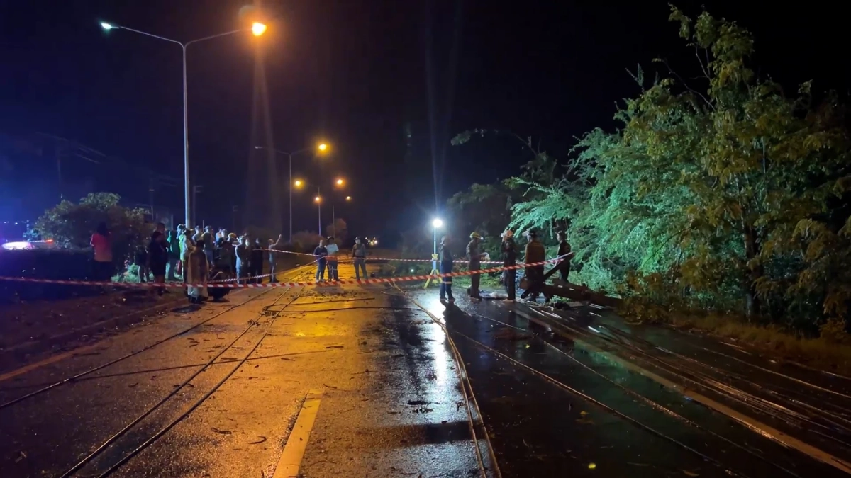 พายุฝนถล่มชัยนาท ซัดเสาไฟล้ม 30 ต้น ทับยายขี่ จยย.ผ่านมา ดับสลด