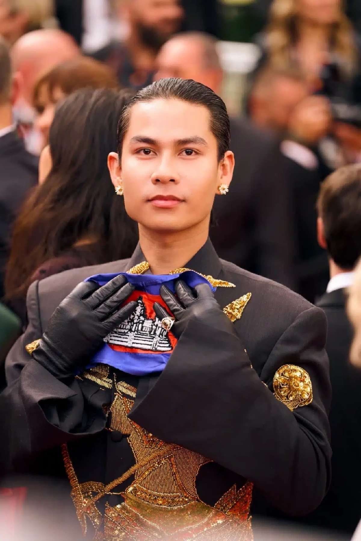 ขายขี้หน้า ‘ซุปตาร์เขมร’ โดนหิ้วปีกกลางพรมแดงคานส์ เหตุทำผิดกฎเหล็ก