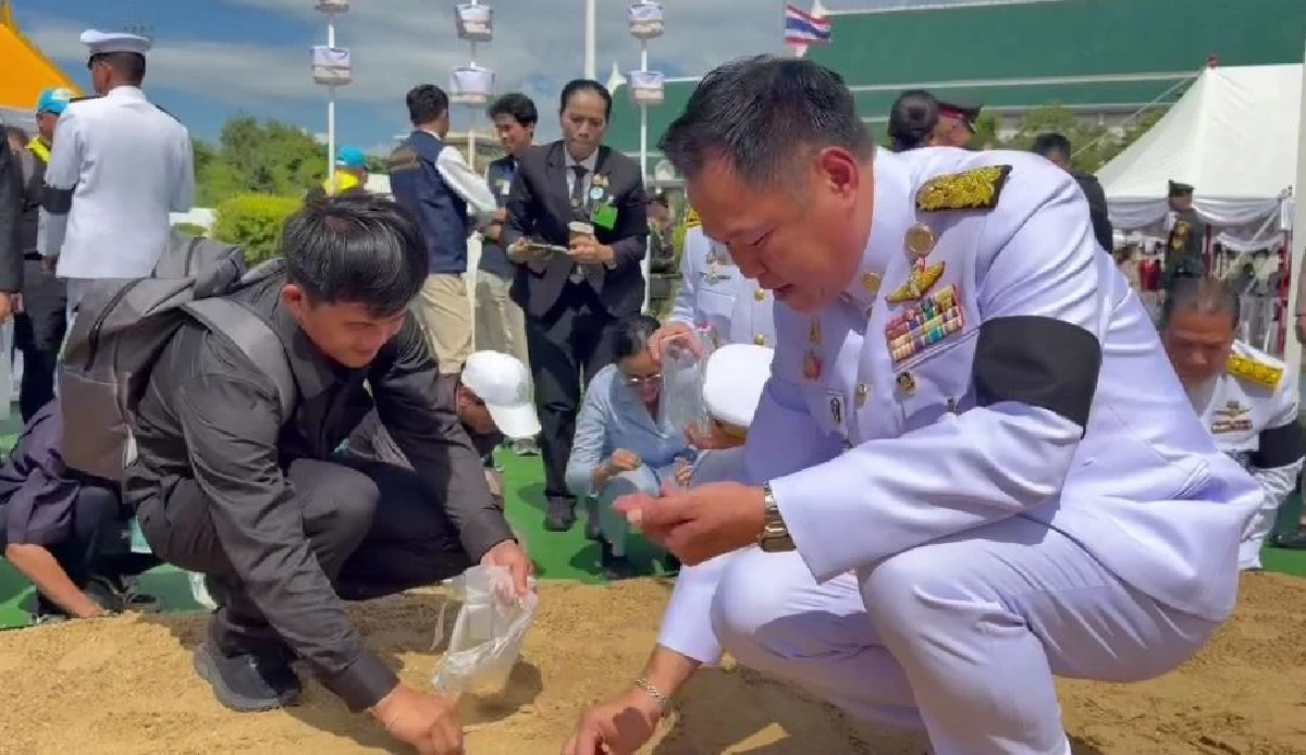 นายกฯ ร่วมเก็บเมล็ดพันธุ์ข้าวพระราชทาน บอกมีแปลงนาส่วนตัว