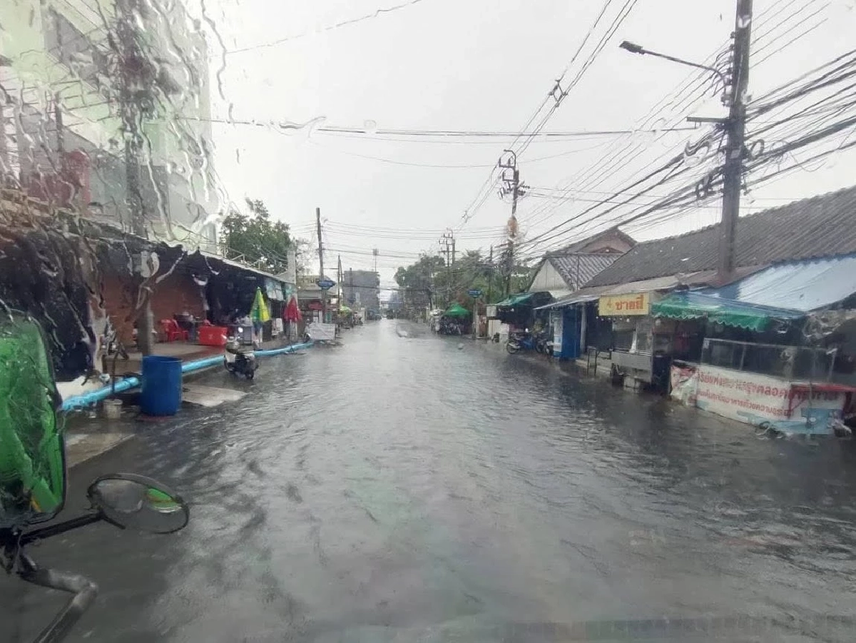 ฝนถล่มกรุง! เช็กพิกัดน้ำท่วมขัง จุดไหนบ้าง? จนท.เร่งระบายน้ำ