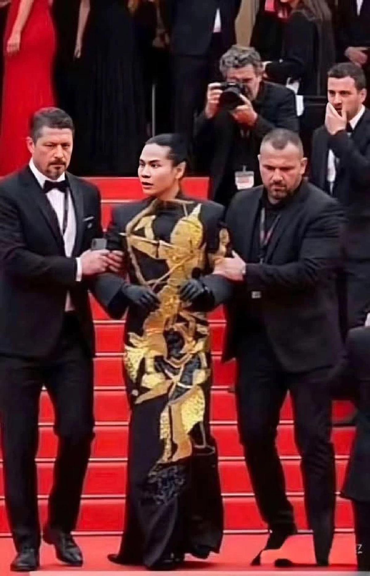 ขายขี้หน้า ‘ซุปตาร์เขมร’ โดนหิ้วปีกกลางพรมแดงคานส์ เหตุทำผิดกฎเหล็ก