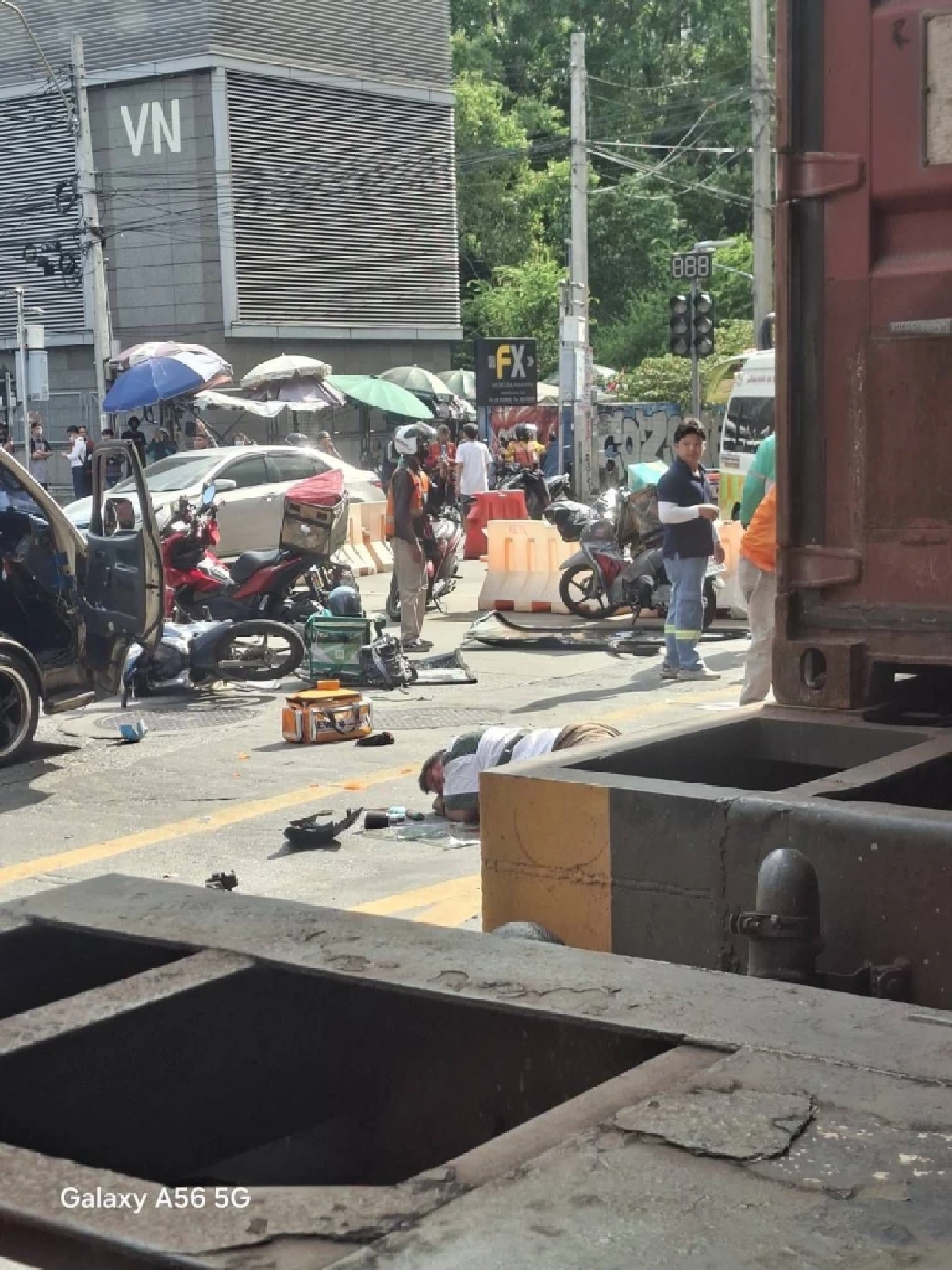 อุบัติเหตุเพลิงไหม้ รถไฟชนรถเมล์ ใกล้แอร์พอร์ตเรลลิ้งค์ ดับแล้ว 8 ราย