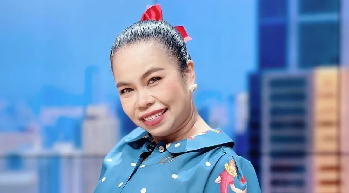 ‘ตุ๊กกี้’ แฉอดีตนางเอกเบอร์ 1 เอาเท้าเขี่ยสั่งให้ก้มใส่รองเท้า โซเชียลเลี้ยวรถทัวร์ถล่มกลับ