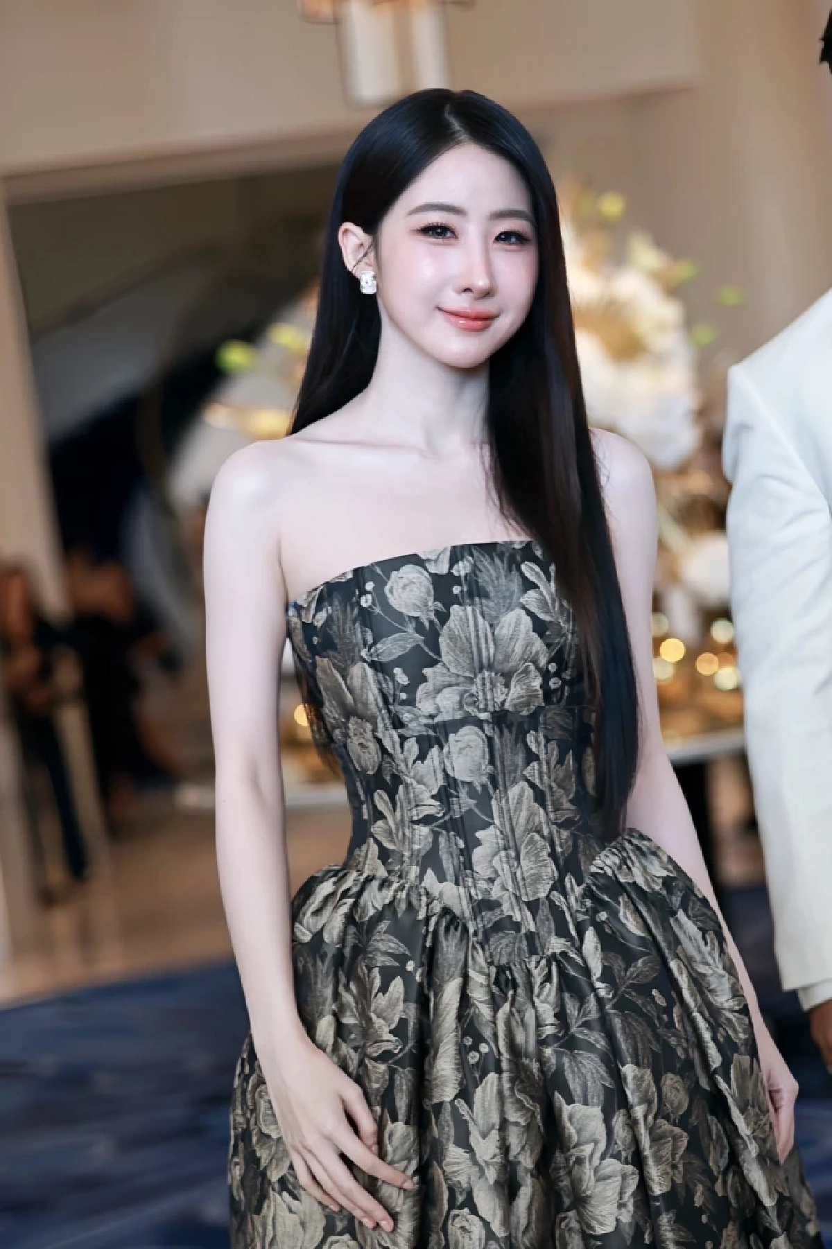 ชีเสิร์ฟของจริง! 'โยโกะ อาภัสรา' เฉิดฉายพรมแดงคานส์ครั้งแรก