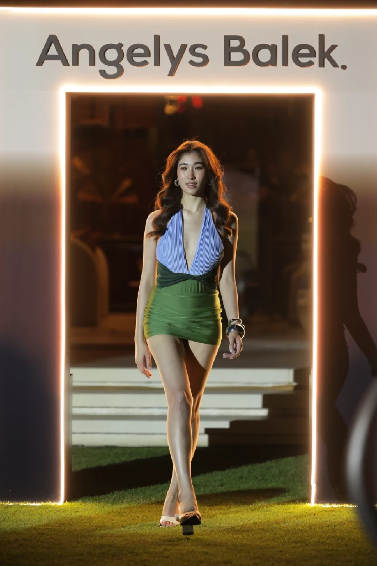 'เซย่า ทองเจือ' สวยสะกดรันเวย์ เดินแบบสวิมแวร์หรู สะเทือนทั้งงาน