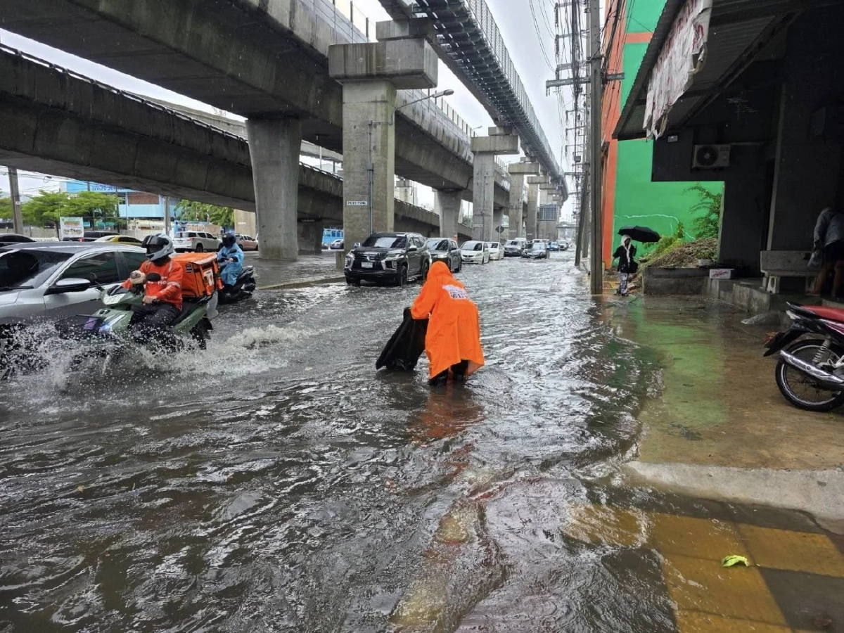 ฝนถล่มกรุง! เช็กพิกัดน้ำท่วมขัง จุดไหนบ้าง? จนท.เร่งระบายน้ำ