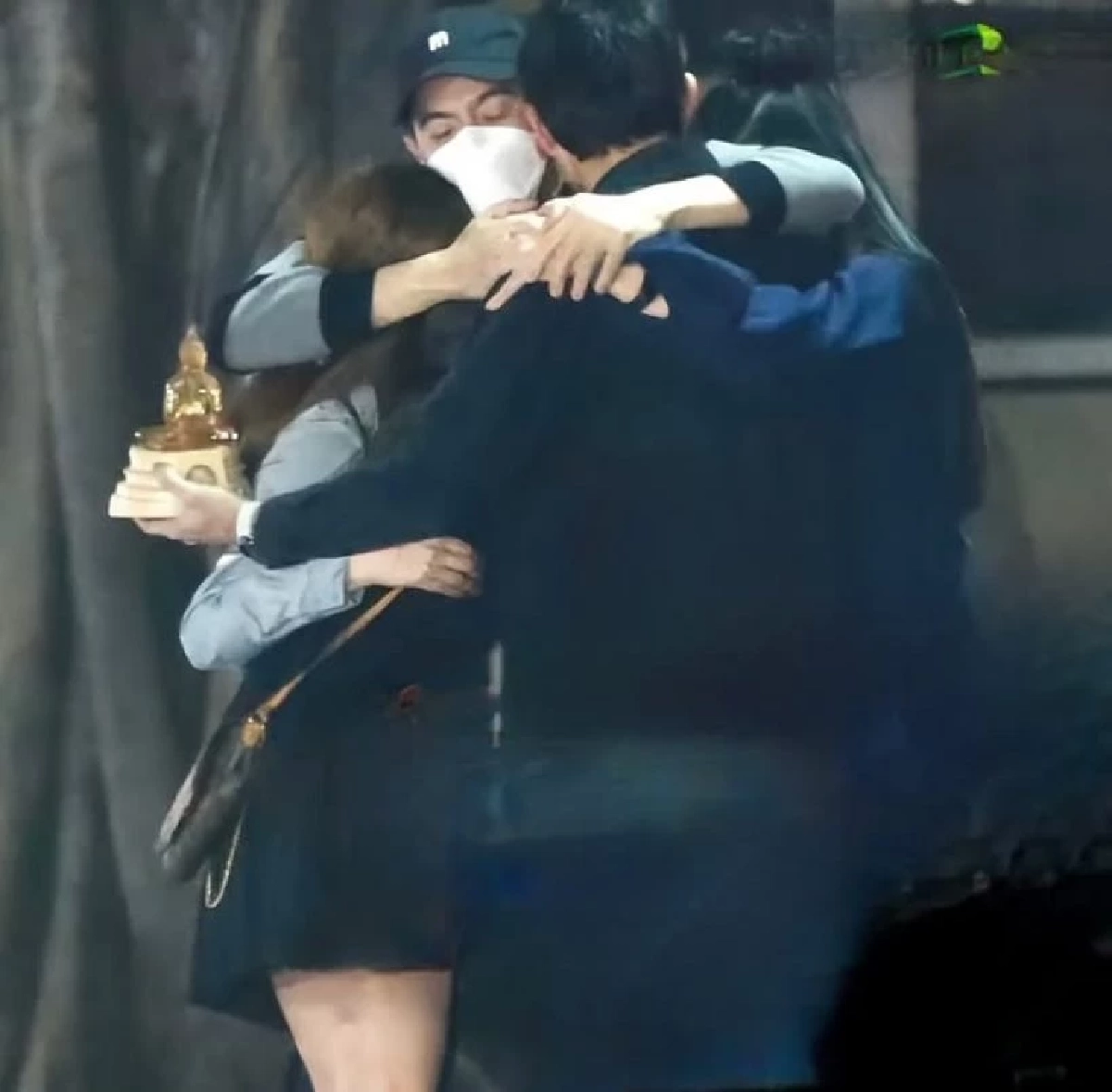 ภาพที่ไม่มีใครเห็น ‘แซม ยุรนันท์’ ซุ่มบวชเงียบ ‘มุก มาริษา’ โพสต์มรสุม 1 ปีสุดบีบหัวใจ