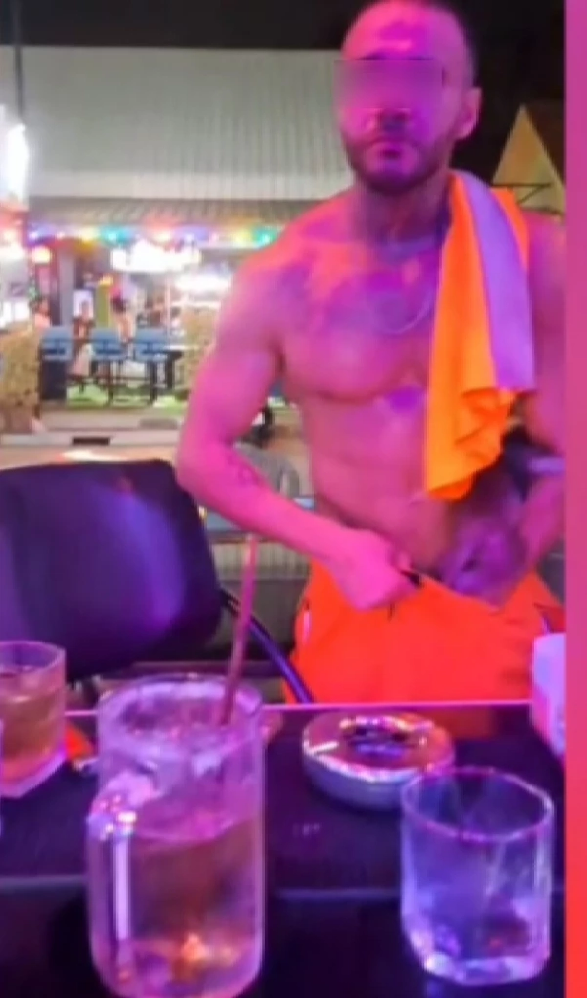 ​แห่รุมสาป! ฝรั่งจอมเทียน ทรมาน "ลิงน้อย"’ จับยัดเป้า-กัดหู สภาพน่าเวทนา