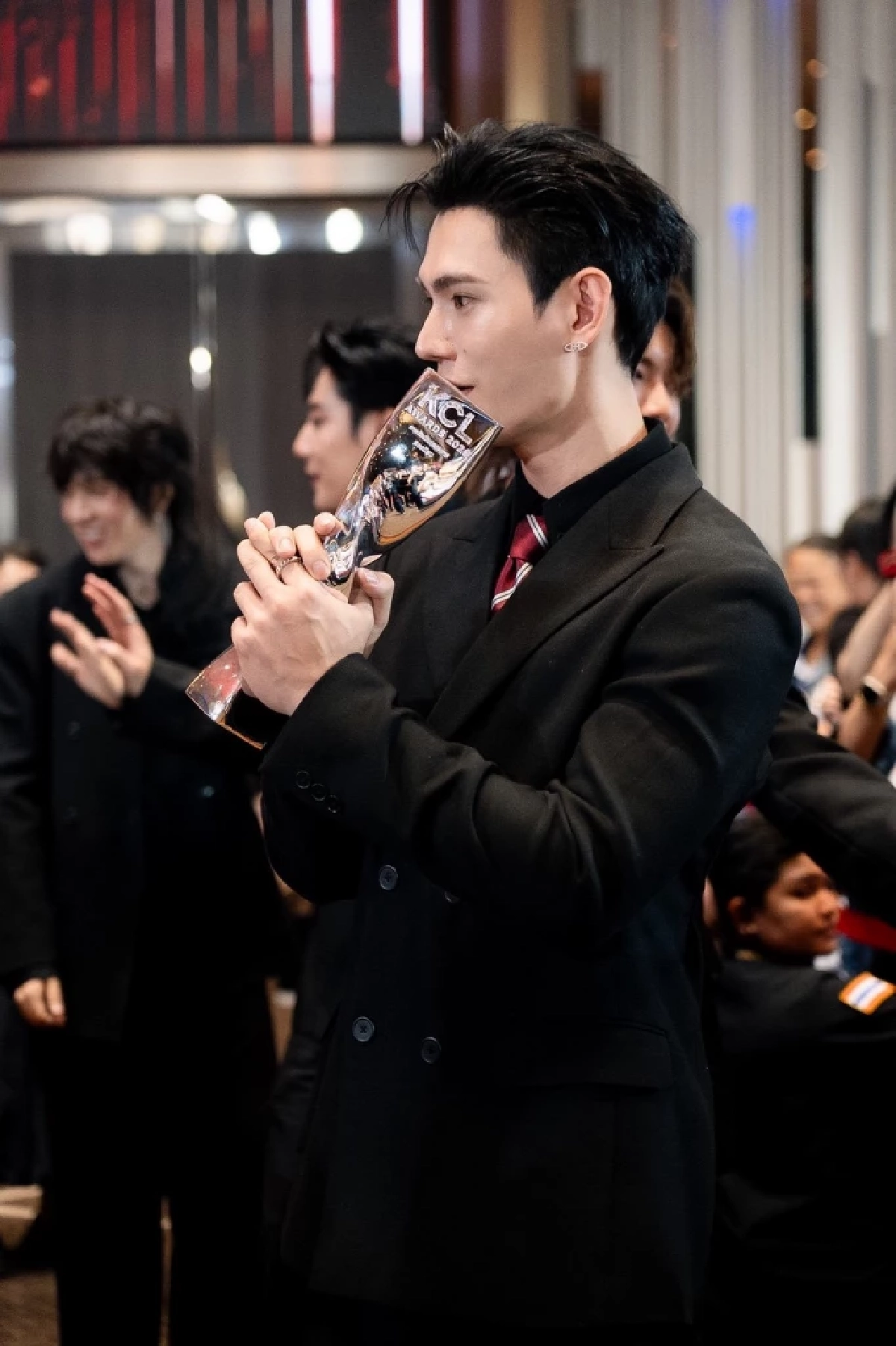"พาเวล นเรศ" คว้ารางวัลนักแสดงชายยอดนิยม  คมชัดลึกอวอร์ด ครั้งที่ 22