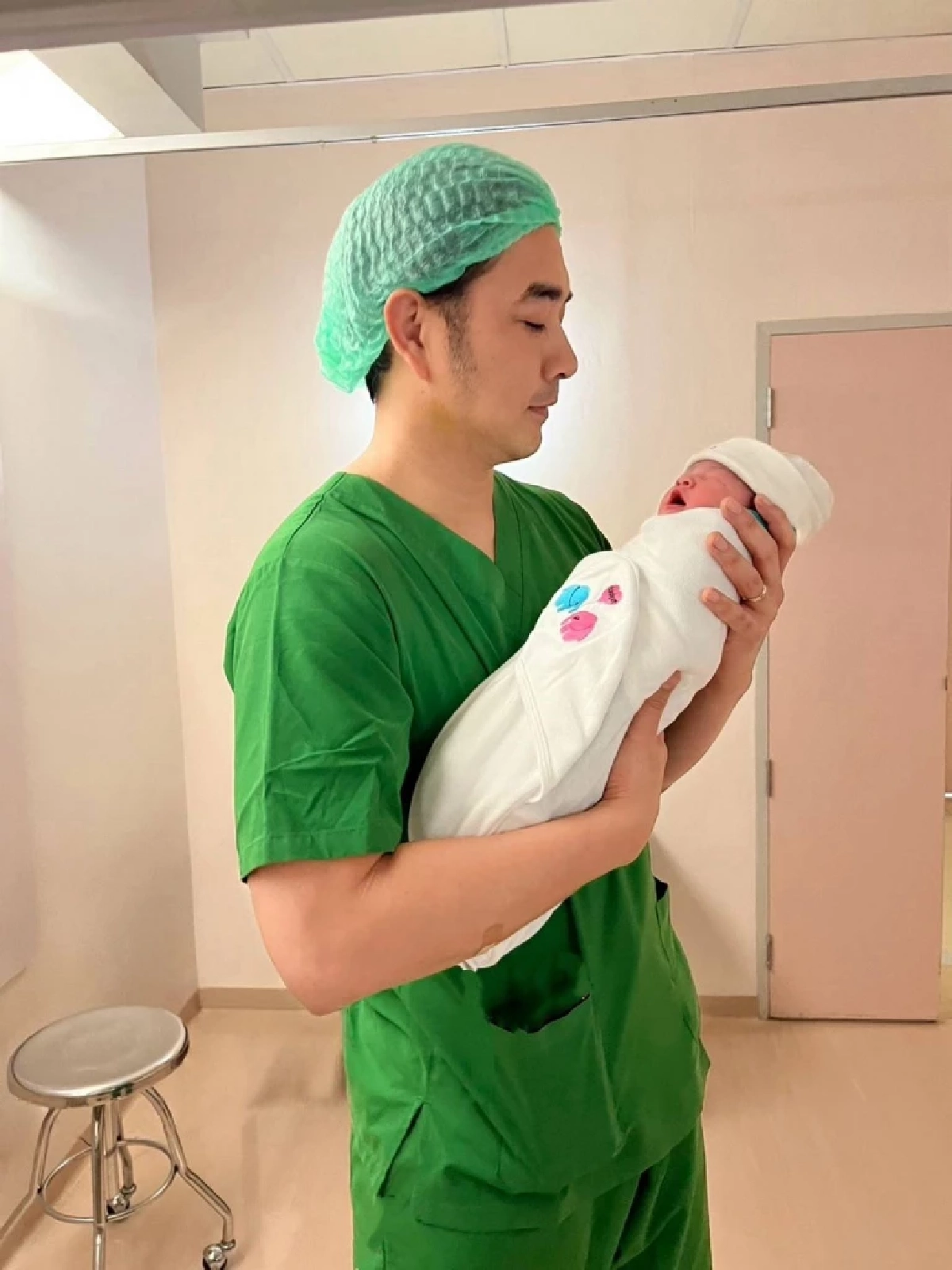 "ครูก้อย" ภรรยา "เจมส์ เรืองศักดิ์" คลอดลูกคนที่ 2 เปิดชื่อลูก สุดยอดมาก!