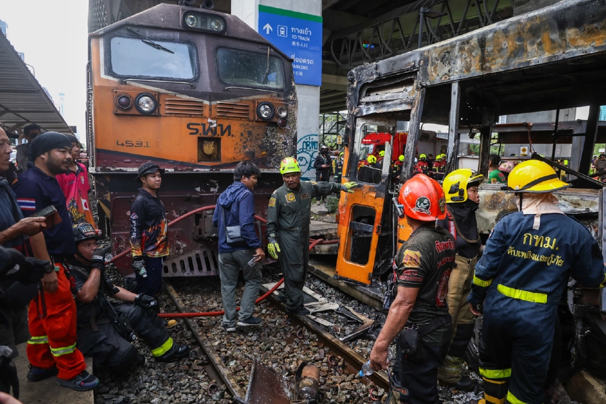 สปภ.กทม. สรุปเหตุรถไฟชนรถเมล์ จุดตัดทางรถไฟอโศก ดับ 8 เจ็บ 30​