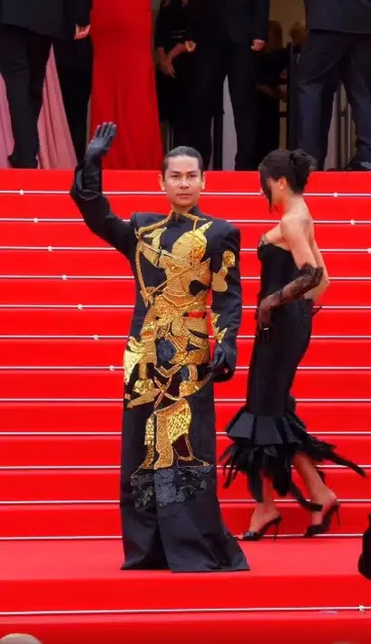 ขายขี้หน้า ‘ซุปตาร์เขมร’ โดนหิ้วปีกกลางพรมแดงคานส์ เหตุทำผิดกฎเหล็ก