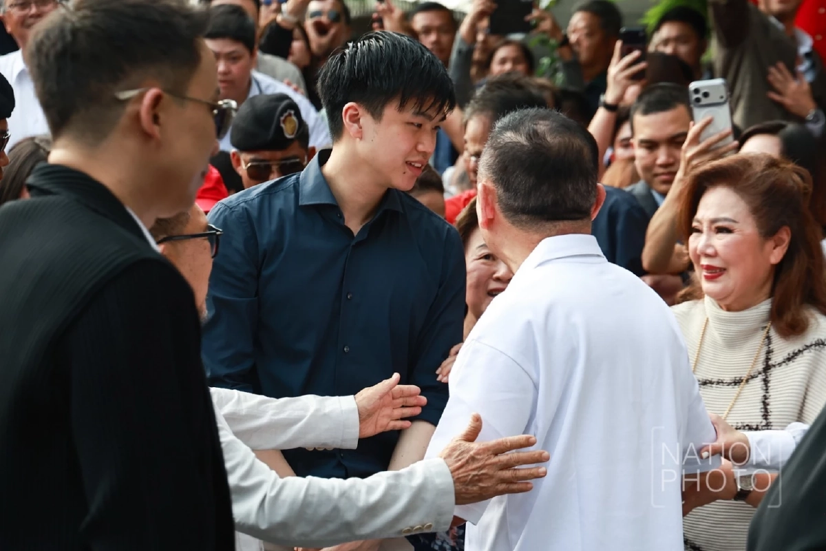 ประวัติ "น้องไปป์" หนุ่มหล่อโปรไฟล์ดี ลูกแม่ "ยิ่งลักษณ์" หลาน "ลุงทักษิณ"