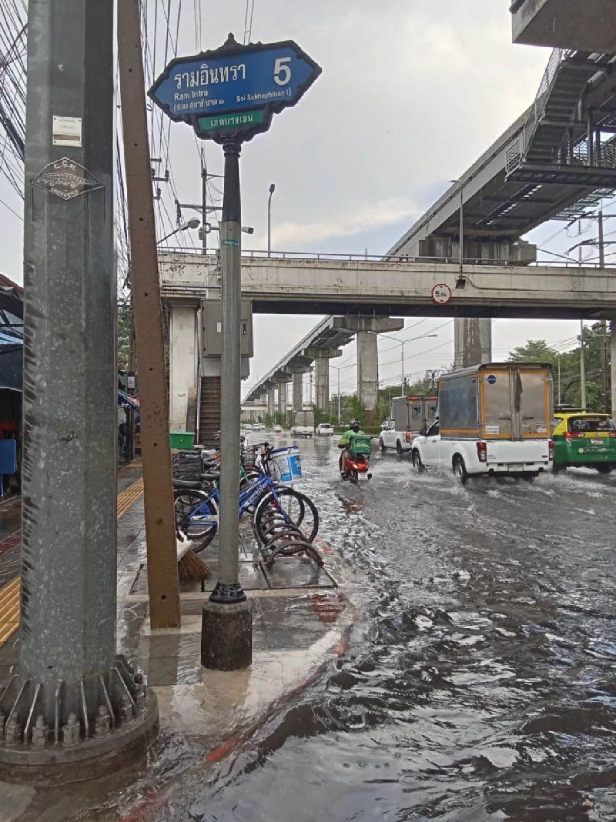 ฝนถล่มกรุง! เช็กพิกัดน้ำท่วมขัง จุดไหนบ้าง? จนท.เร่งระบายน้ำ