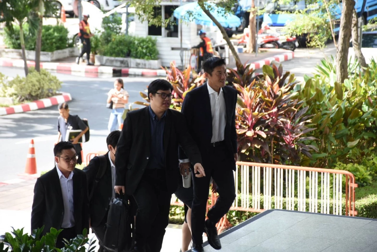 ศาลยกฟ้อง "ธนาธร" ปมวัคซีนพระราชทาน ชี้ วิจารณ์ตัวนายกฯ โดยตรง