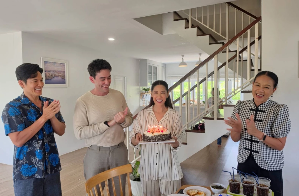 "กบ ปภัสรา" นำทีมนักแสดงเซอร์ไพรส์วันเกิดย้อนหลัง "หลุยส์ เฮส" กลางกองถ่าย