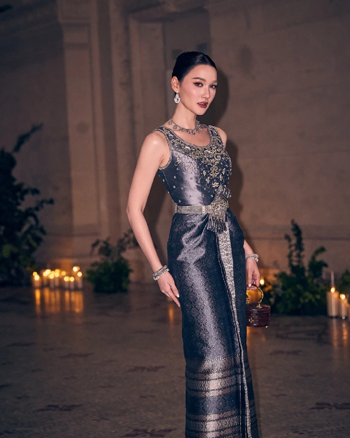 ‘เดียร์น่า’ สาดออร่าสวมชุดไทยดุสิต ชมนิทรรศการครั้งประวัติศาสตร์ ณ กรุงปารีส