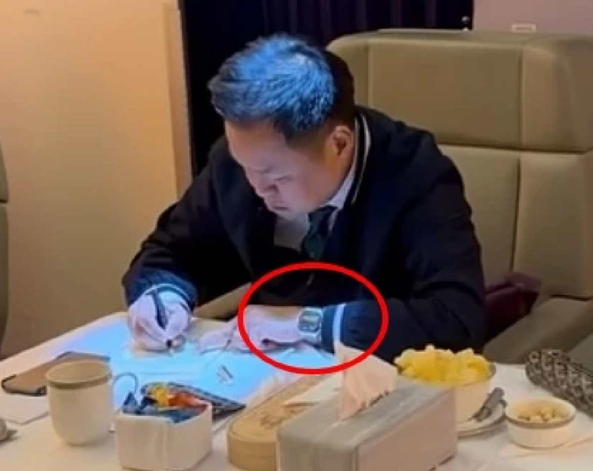 อึ้ง! ส่องราคานาฬิกา "นายกฯ อนุทิน" ลุยงานบนเครื่องบินขากลับฝรั่งเศส