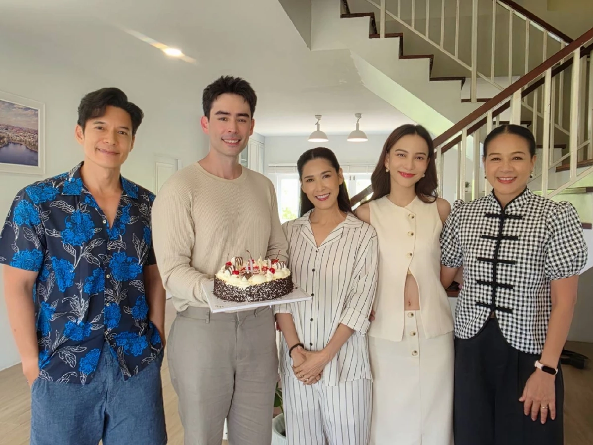 "กบ ปภัสรา" นำทีมนักแสดงเซอร์ไพรส์วันเกิดย้อนหลัง "หลุยส์ เฮส" กลางกองถ่าย