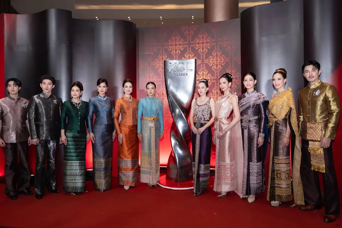 สะกดทุกสาย  ‘ชุดไทยพระราชนิยม’ บนพรมแดง คมชัดลึกอวอร์ด ครั้งที่ 22