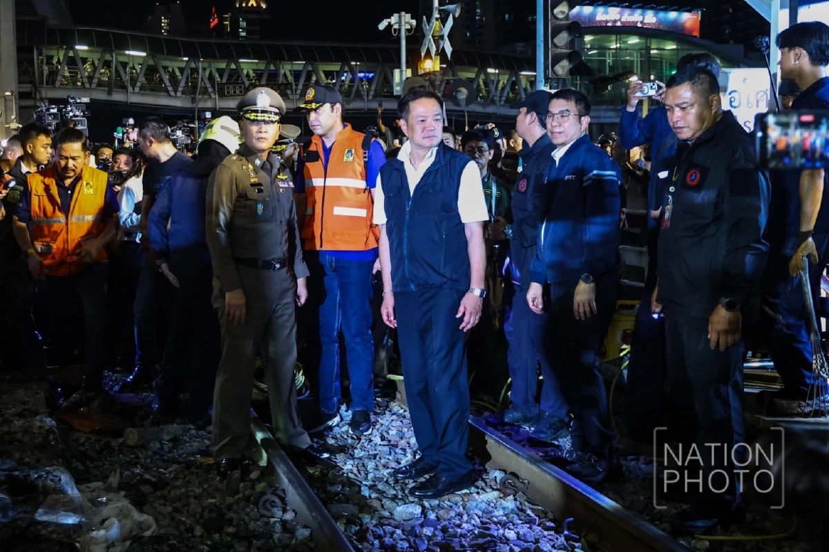ตร. สั่งฟัน 1 ข้อหาหนัก ‘คนขับรถไฟ’ ประมาทชนรถเมล์สนั่นอโศก ทำคนตาย-เจ็บสาหัส