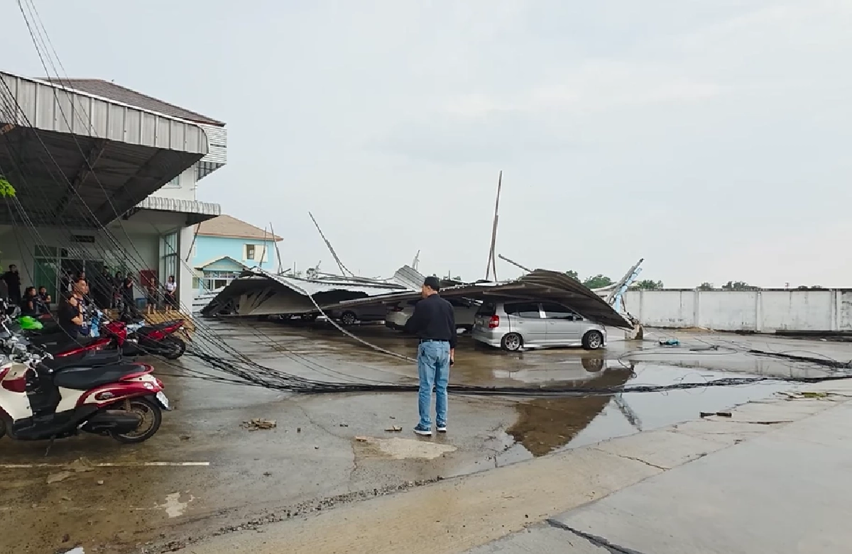 พายุถล่ม ซัดหลังคาโรงจอดรถ "เทศบาลตำบลแสนสุข" ทับรถยนต์ 13 คัน