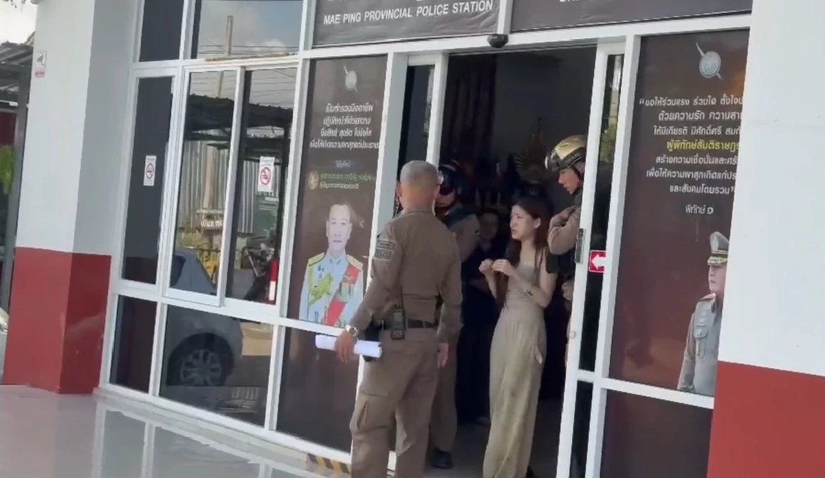 สาวจีน โดนรวบ เหตุทะเลาะแฟน แต่ปาของใส่รถชาวบ้านเสียหาย