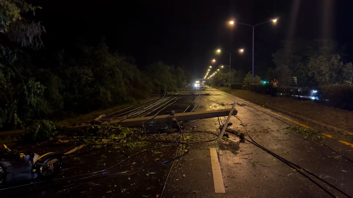 พายุฝนถล่มชัยนาท ซัดเสาไฟล้ม 30 ต้น ทับยายขี่ จยย.ผ่านมา ดับสลด